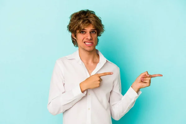 Junger Kaukasischer Mann Mit Make Isoliert Auf Blauem Hintergrund Schockiert — Stockfoto