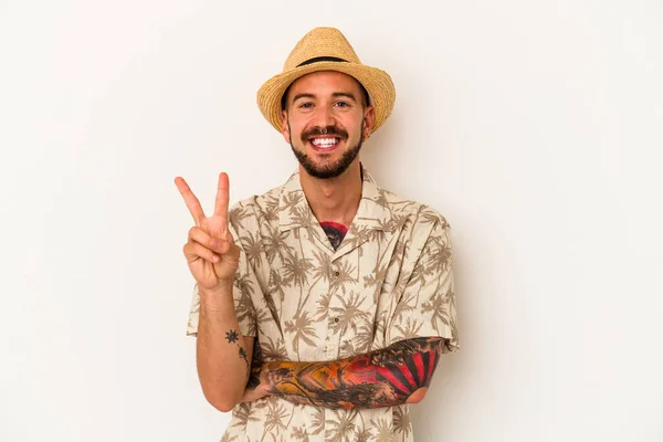 Junger Kaukasischer Mann Mit Tätowierungen Sommerkleidung Auf Weißem Hintergrund Der — Stockfoto