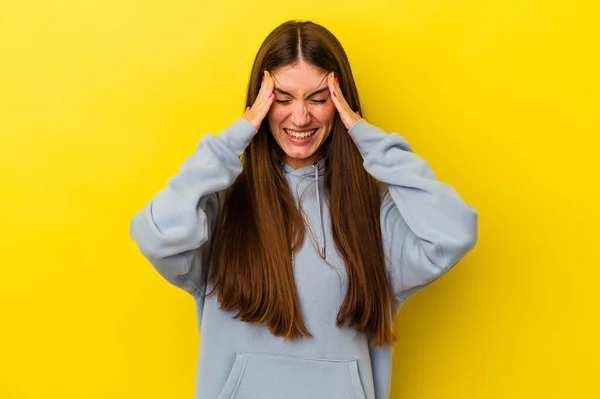 Giovane Donna Caucasica Isolata Sfondo Giallo Toccando Tempie Avendo Mal — Foto Stock