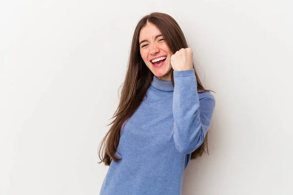 Mujer Caucásica Joven Aislada Sobre Fondo Blanco Animando Despreocupado Emocionado — Foto de Stock