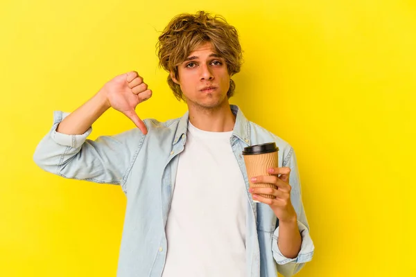 Νεαρός Καυκάσιος Μέικ Που Κρατάει Καφέ Απομονωμένος Κίτρινο Φόντο Που — Φωτογραφία Αρχείου