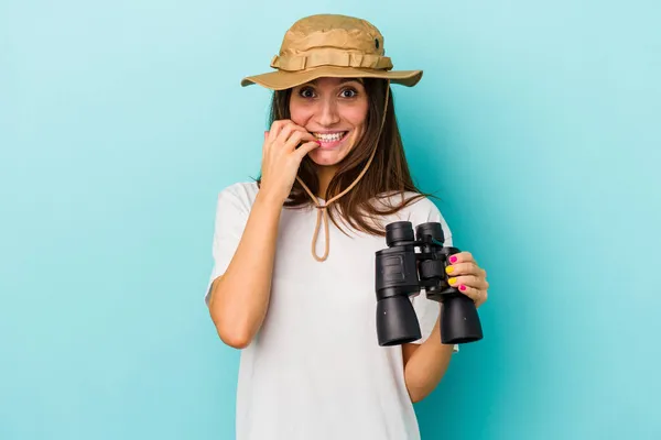 Junge Kaukasische Forscherin Mit Fernglas Isoliert Auf Blauem Hintergrund Beißt — Stockfoto