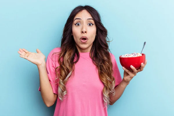 Mujer Joven Raza Mixta Sosteniendo Tazón Cereales Aislado Sobre Fondo — Foto de Stock