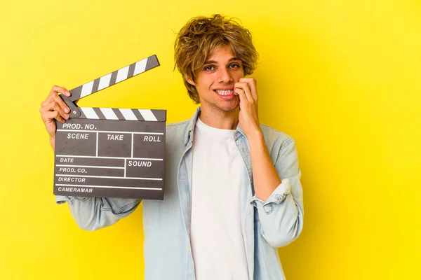 Ung Kaukasisk Man Med Makeup Innehav Clapperboard Isolerad Gul Bakgrund — Stockfoto