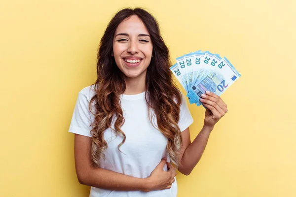 Jovem Mista Segurando Contas Isoladas Fundo Amarelo Rindo Divertindo — Fotografia de Stock