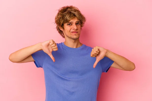 Jonge Blanke Man Met Make Geïsoleerd Roze Achtergrond Tonen Duim — Stockfoto