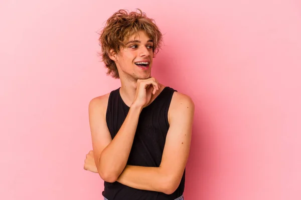 Joven Hombre Caucásico Con Maquillaje Aislado Sobre Fondo Rosa Relajado — Foto de Stock