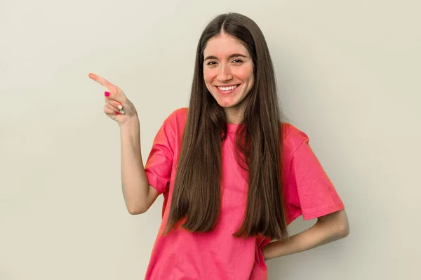 Mulher Caucasiana Jovem Isolado Fundo Amarelo Sorrindo Alegremente Apontando Com — Fotografia de Stock