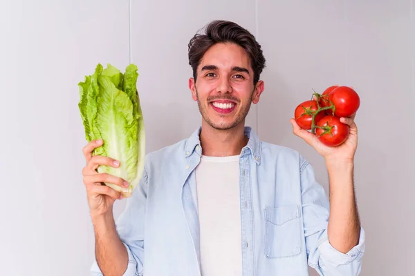 Genç Melez Adam Öğle Yemeği Için Salata Hazırlıyor — Stok fotoğraf