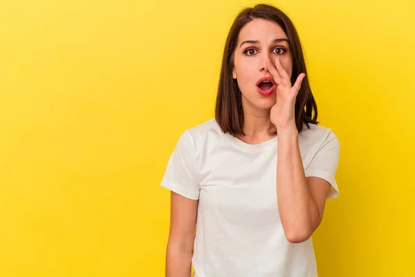 Joven Mujer Caucásica Aislada Sobre Fondo Amarillo Está Diciendo Una —  Fotos de Stock