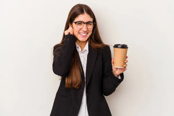 Jonge Kaukasische Zakenvrouw Met Een Afhaalkoffie Geïsoleerd Witte Achtergrond Bedekt — Stockfoto