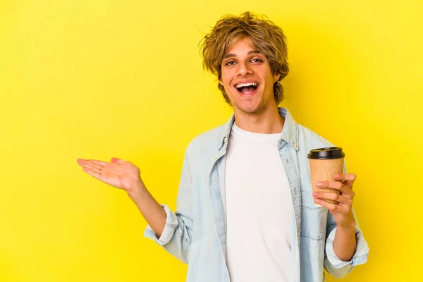 Giovane Uomo Caucasico Con Trucco Che Tiene Caffè Asporto Isolato — Foto Stock