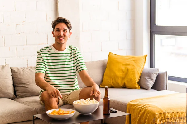 Joven Mestizo Comiendo Palomitas Sentado Sofá Feliz Sonriente Alegre — Foto de Stock