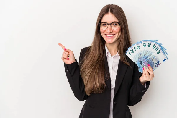 Jovem Mulher Negócios Caucasiana Segurando Notas Isoladas Fundo Branco Sorrindo — Fotografia de Stock