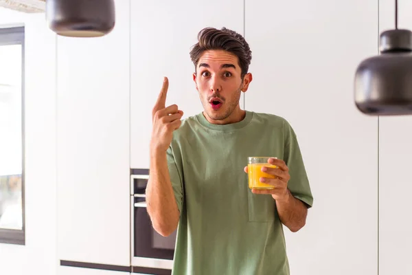 Joven Hombre Raza Mixta Bebiendo Jugo Naranja Cocina Teniendo Una — Foto de Stock