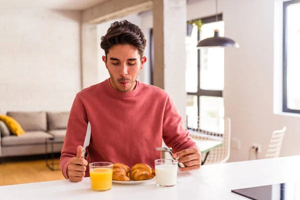 Pemuda Ras Campuran Makan Croissant Dapur Pada Pagi Hari — Stok Foto