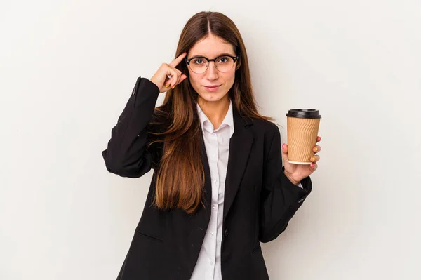 Jonge Blanke Zakenvrouw Houdt Een Afhaalkoffie Geïsoleerd Witte Achtergrond Wijzende — Stockfoto
