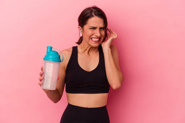 Jonge Blanke Vrouw Drinken Van Een Eiwit Shake Geïsoleerd Roze — Stockfoto