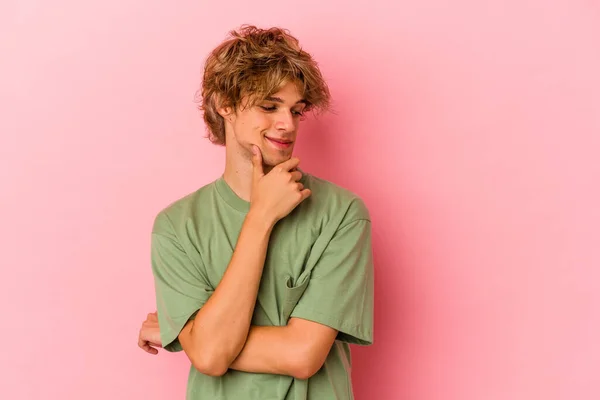Young Caucasian Man Make Isolated Pink Background Looking Sideways Doubtful — Stock Photo, Image
