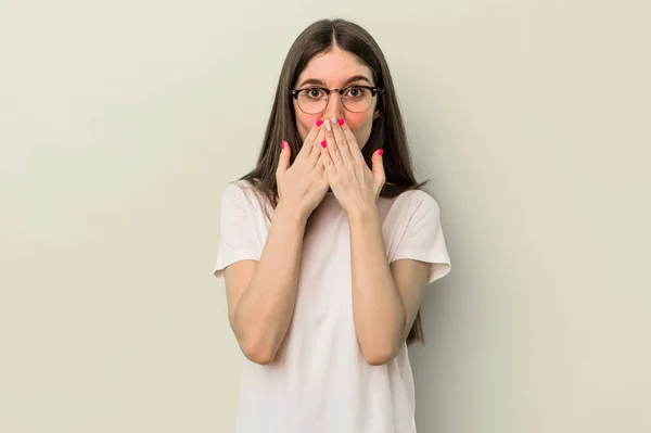 Mujer Joven Caucásica Aislada Sobre Fondo Amarillo Conmocionada Cubriendo Boca —  Fotos de Stock