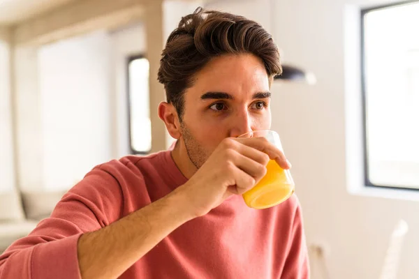 Ung Blandras Man Dricka Apelsinjuice Sitt Kök — Stockfoto