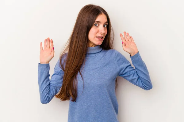 Mujer Joven Caucásica Aislada Sobre Fondo Blanco Siendo Sorprendida Debido — Foto de Stock