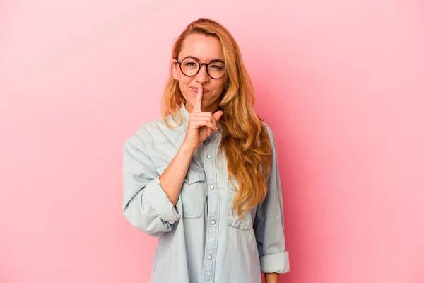 Mujer Rubia Caucásica Aislada Sobre Fondo Rosa Pensando Mirando Hacia —  Fotos de Stock