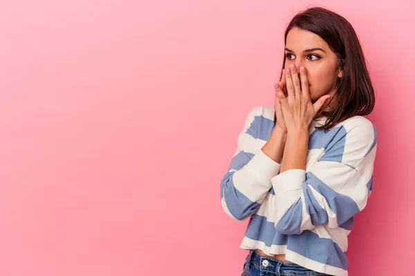 Mujer Joven Caucásica Aislada Sobre Fondo Rosa Reflexivo Mirando Espacio —  Fotos de Stock