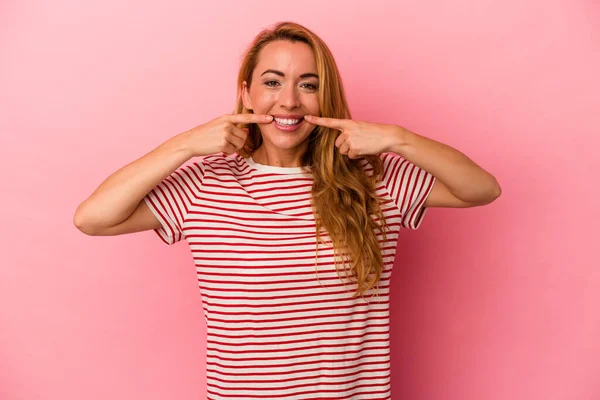 Mujer Rubia Caucásica Aislada Sobre Fondo Rosa Sonríe Señalando Con —  Fotos de Stock
