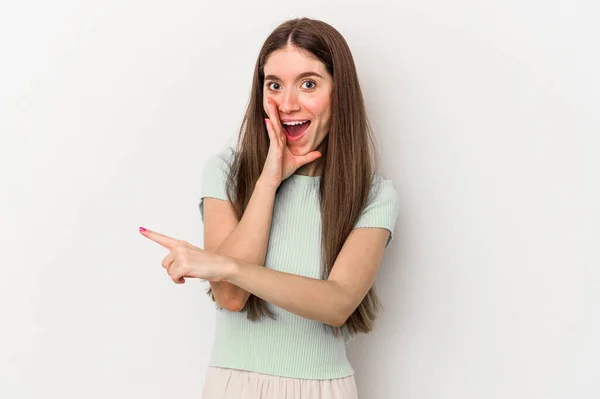 Jonge Blanke Vrouw Geïsoleerd Witte Achtergrond Die Roddelt Wijst Naar — Stockfoto