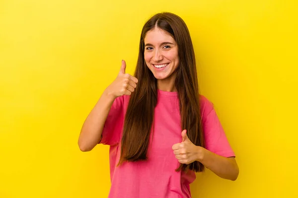 Giovane Donna Caucasica Isolata Sfondo Giallo Alzando Entrambi Pollici Verso — Foto Stock