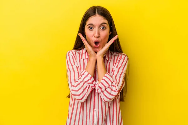 Jeune Femme Caucasienne Isolée Sur Fond Jaune Surprise Choquée — Photo