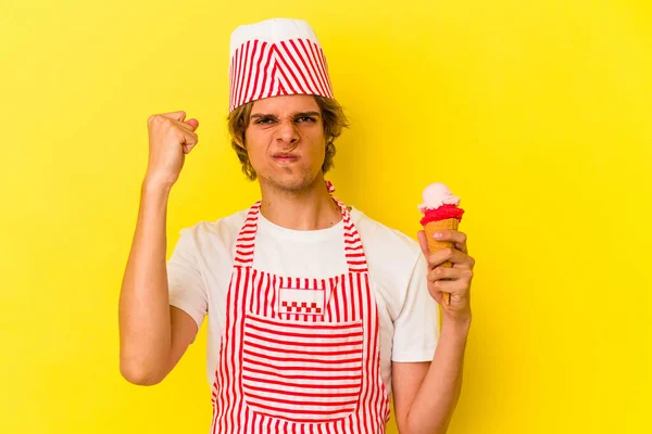 Νεαρός Παγωτομηχανή Άνθρωπος Μακιγιάζ Κρατώντας Παγωτό Απομονώνονται Κίτρινο Φόντο Δείχνει — Φωτογραφία Αρχείου