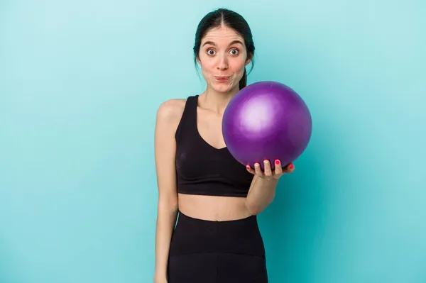 Jonge Blanke Fitness Vrouw Met Een Bal Geïsoleerd Blauwe Achtergrond — Stockfoto