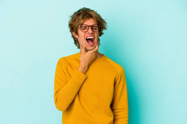 Jonge Blanke Man Met Make Geïsoleerd Blauwe Achtergrond Met Een — Stockfoto