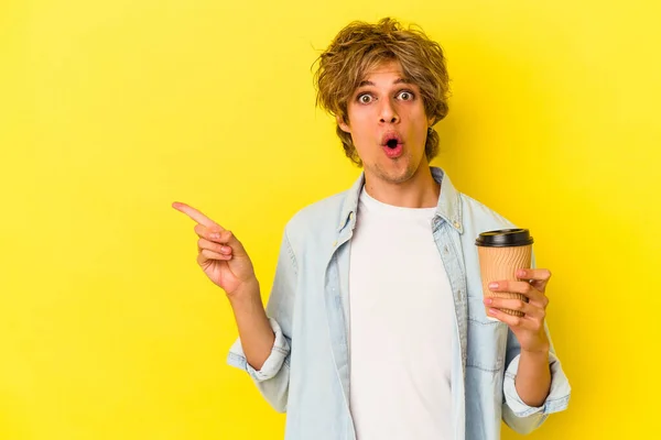 Mladý Kavkazský Muž Make Upem Drží Odnést Kávu Izolované Žlutém — Stock fotografie