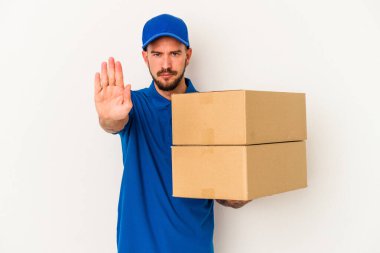 Beyaz arka planda dövmeleri olan beyaz tenli genç teslimatçı elini uzatıp dur işareti göstererek seni engelliyor..