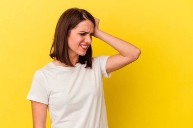 Sarı arka planda izole edilmiş genç beyaz kadın zaferi, tutkuyu ve coşkuyu kutluyor, mutlu bir ifade..