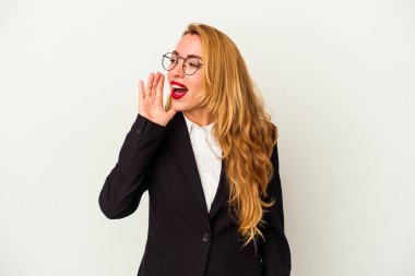 Beyaz arka planda izole edilmiş kablosuz kulaklık takan beyaz iş kadını bağırıyor ve avuç içini açık tutuyordu..