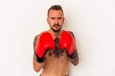 Beyaz arka planda dövmeleri olan beyaz tenli genç boksör.