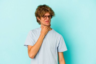 Mavi arka planda soyutlanmış beyaz makyajlı genç bir adam virüs ya da enfeksiyon yüzünden boğazında ağrı hissediyor..