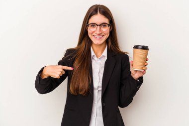 Beyaz arka planda izole edilmiş kahve içen beyaz tenli beyaz bir iş kadını gururlu ve kendinden emin bir şekilde gömlek fotokopi odasını işaret ediyor.