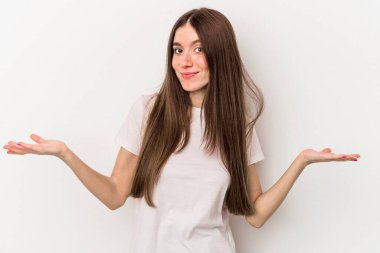 Beyaz arka planda soyutlanmış beyaz bir kadın sorgulama sırasında omuz silkiyor ve şüphe duyuyor..