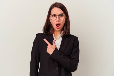 Beyaz arka planda izole edilmiş genç bir iş kadını.