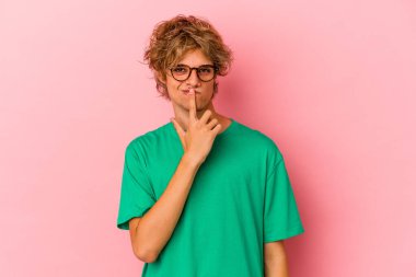 Pembe arka planda soyutlanmış beyaz tenli genç bir adam. Düşünüyor, düşünüyor, düşünüyor, hayal kuruyor..