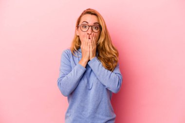 Kafkasyalı sarışın kadın pembe arka planda izole edilmiş ağzı kapalı ve elleri endişeli görünüyor..