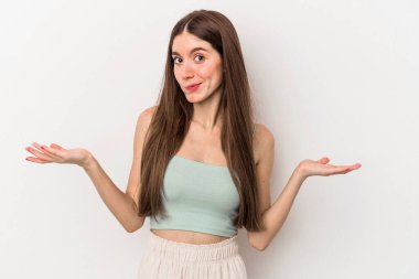 Beyaz arka planda soyutlanmış beyaz bir kadın sorgulama sırasında omuz silkiyor ve şüphe duyuyor..