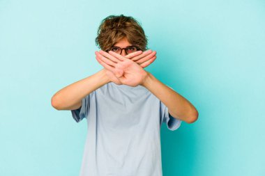 Mavi arka planda soyutlanmış beyaz bir adam inkar jesti yapıyor.