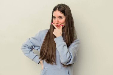 Kafkasyalı genç bir kadın, sarı arka planda izole edilmiş. Bir strateji planlıyor, bir işin nasıl olacağını düşünüyor..