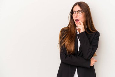 Beyaz arka planda izole edilmiş beyaz iş kadını. Bir şeyin fotokopi odasına baktığını düşünerek rahatlamış..